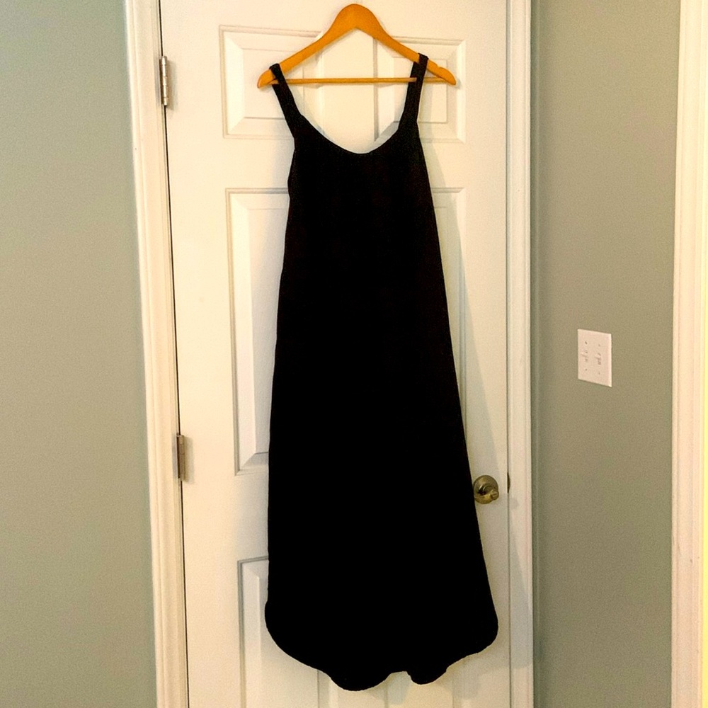 Loose and light black dress